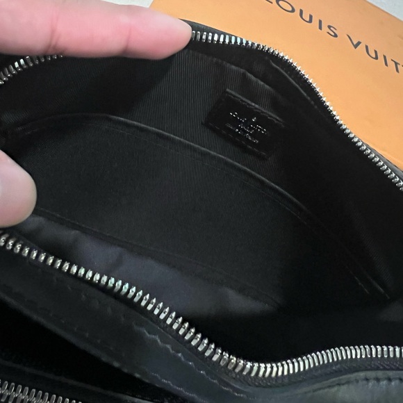 LV TRIO MESSENGER MENS. Good as Brand new. Comes with receipt and box. - Picture 6 of 7